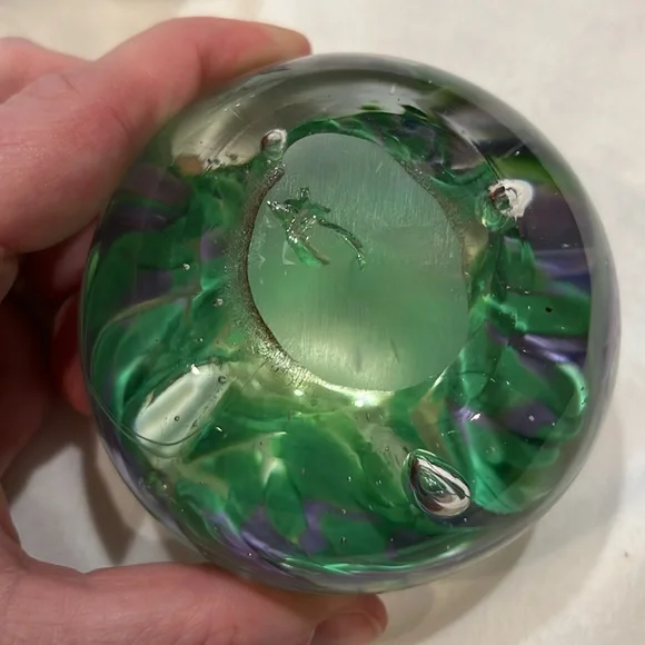 Set of three glass paperweights with floral design - Picture 10 of 10